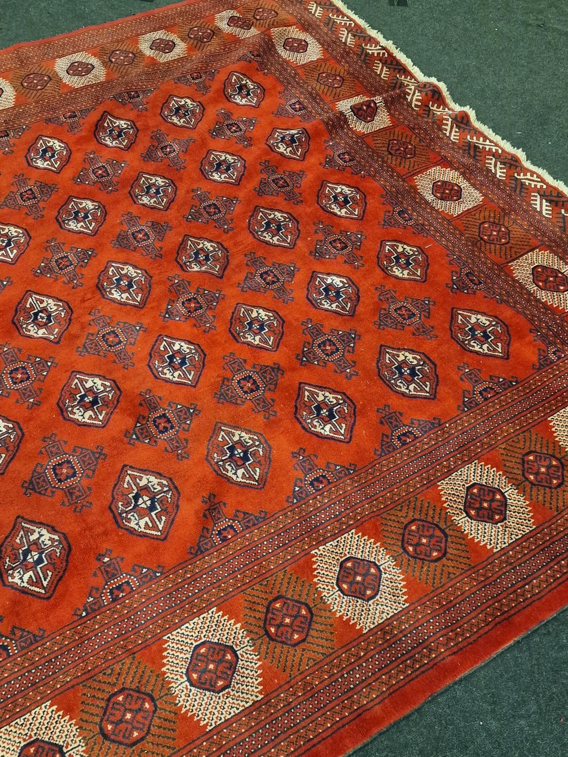 Large room size red patterned carpet 400x304cm. - Image 3 of 4
