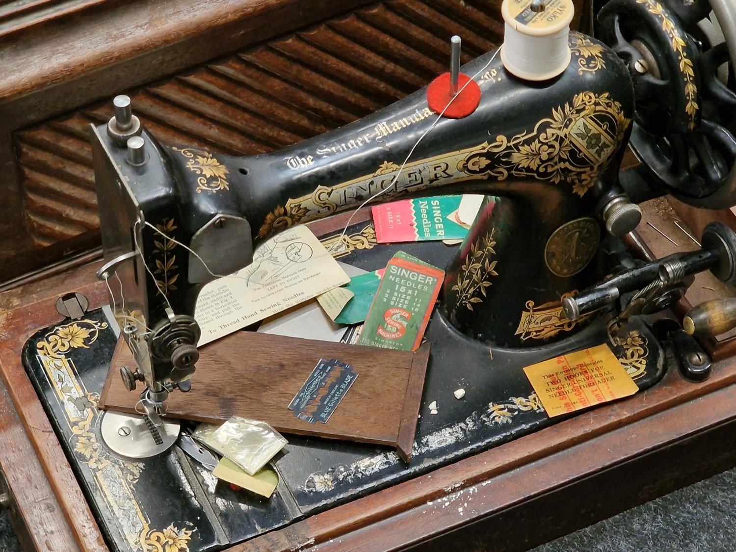 Vintage singer sewing machine. - Image 2 of 2