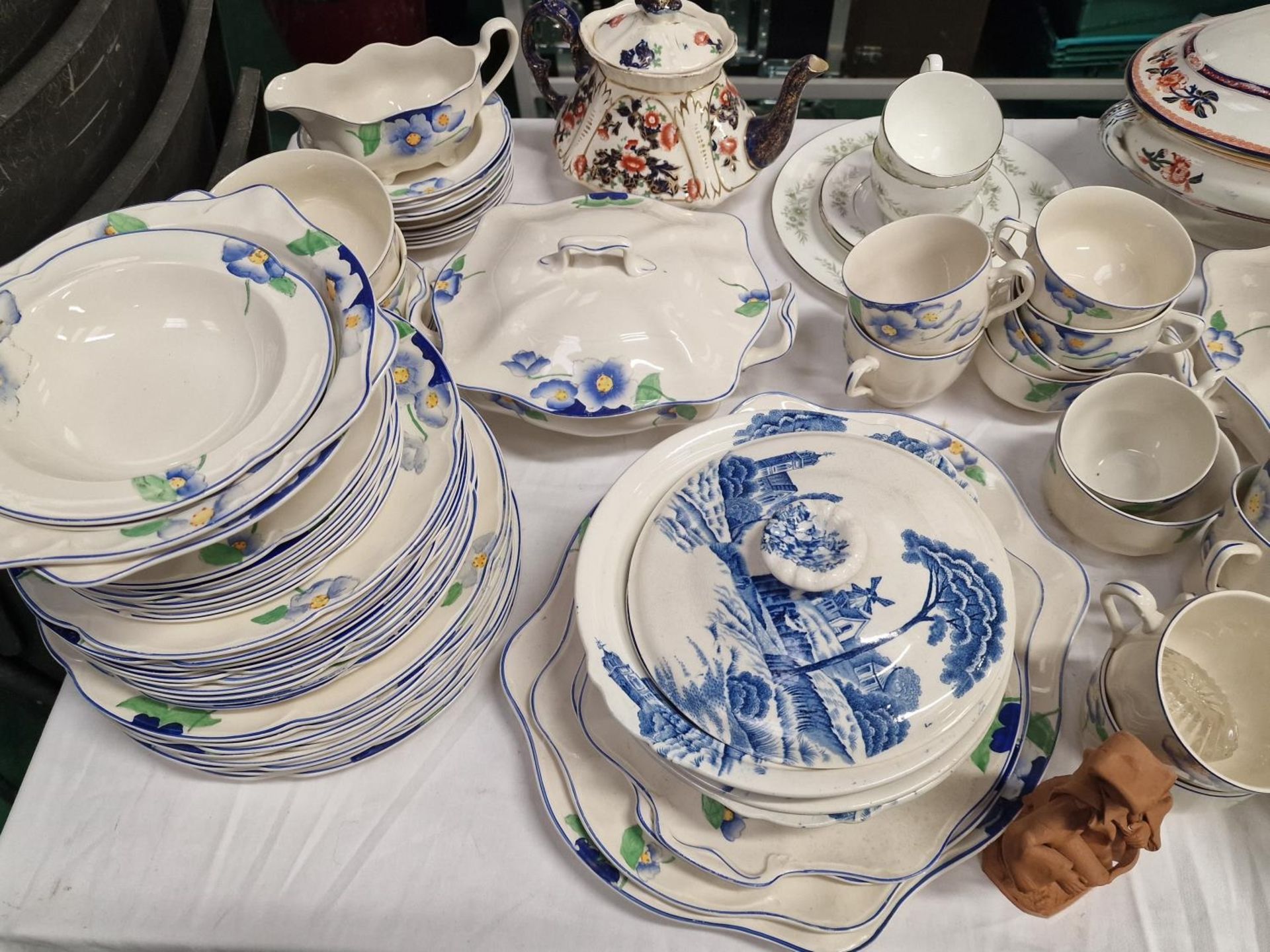 Very large collection of miscellaneous chinaware items. - Image 2 of 4