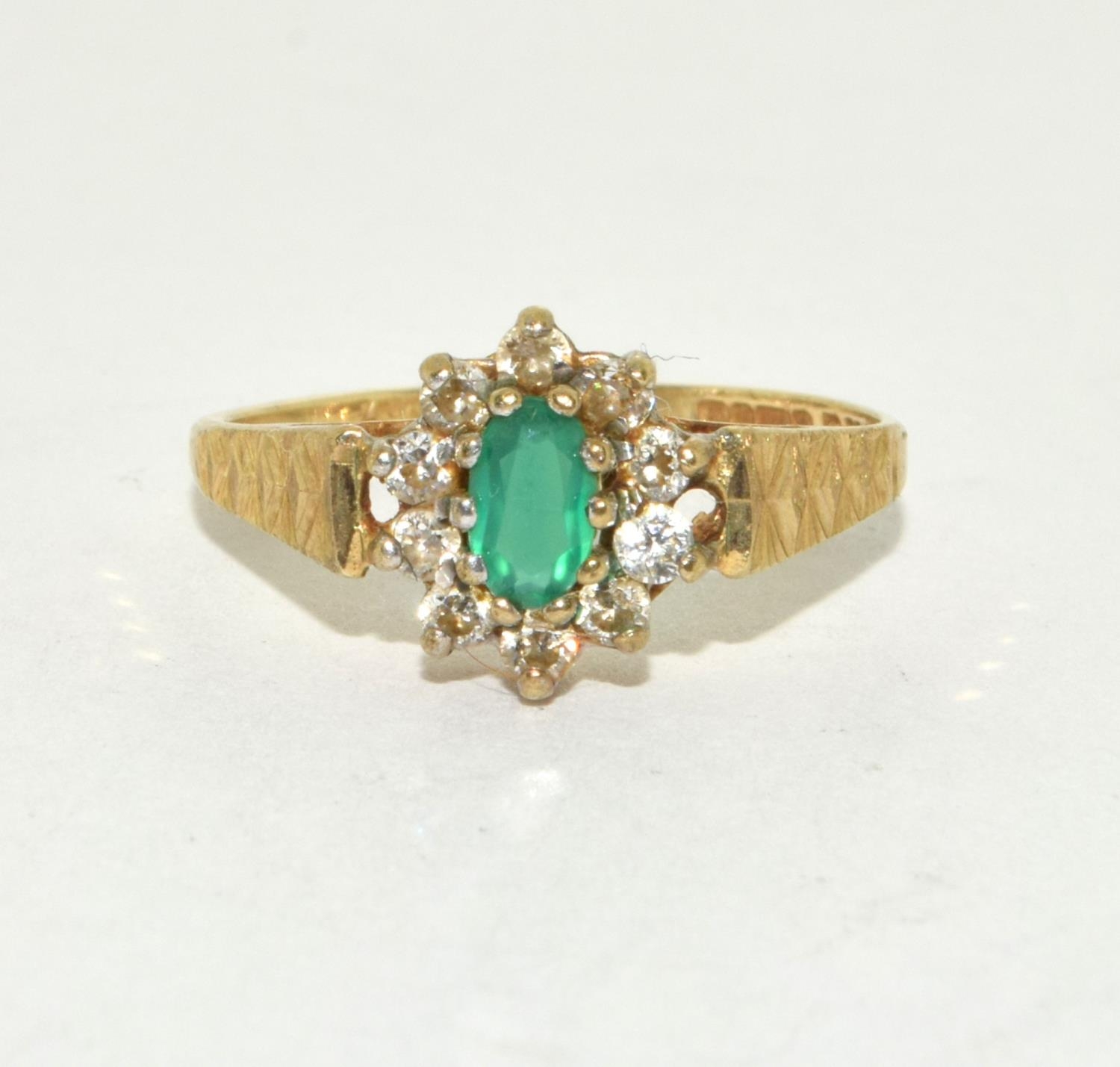 9ct gold ladies emerald colour cluster ring size K - Image 5 of 5