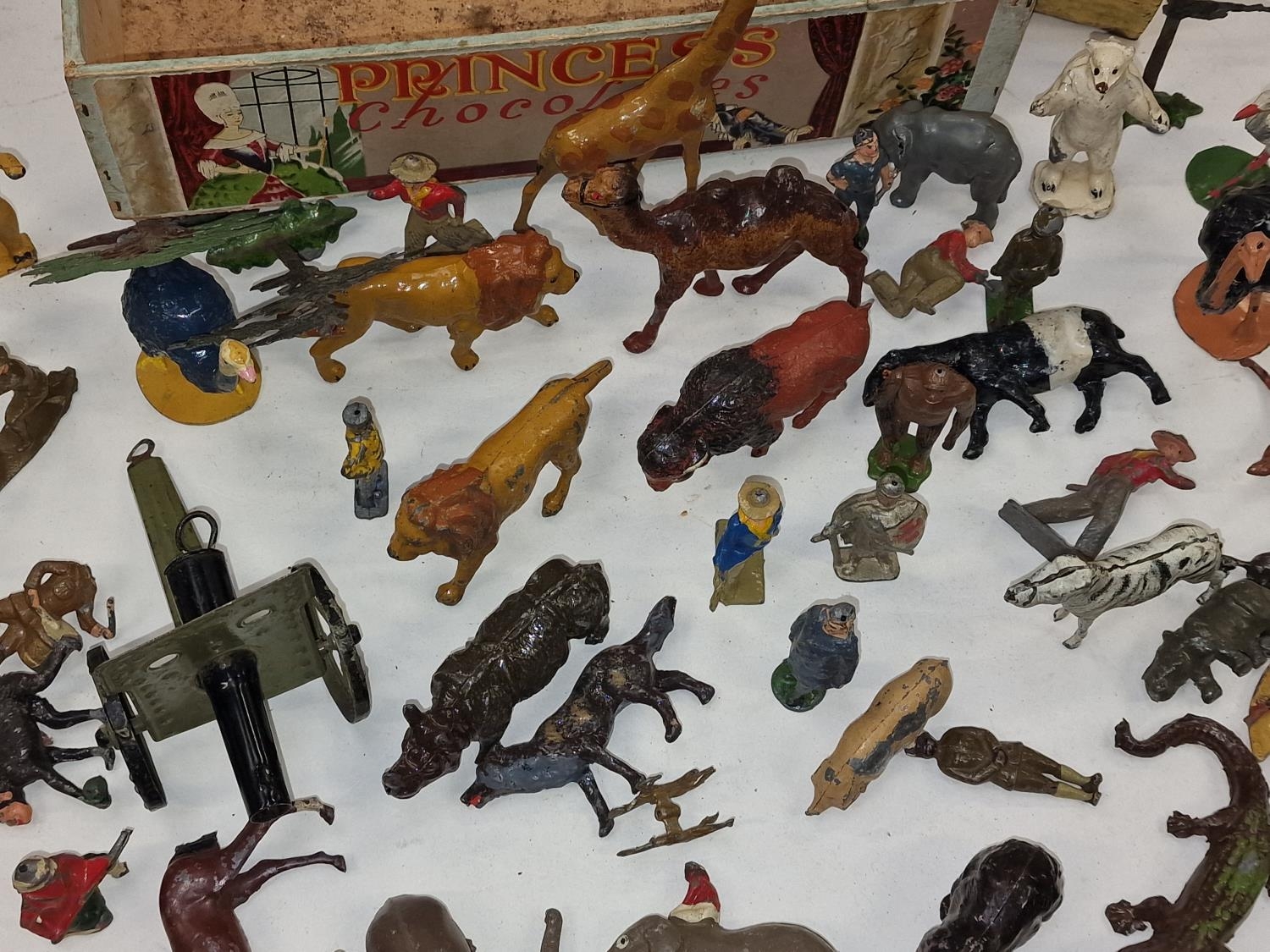 Box of vintage cast metal toy animals/soldiers to include Britain's - Image 4 of 5