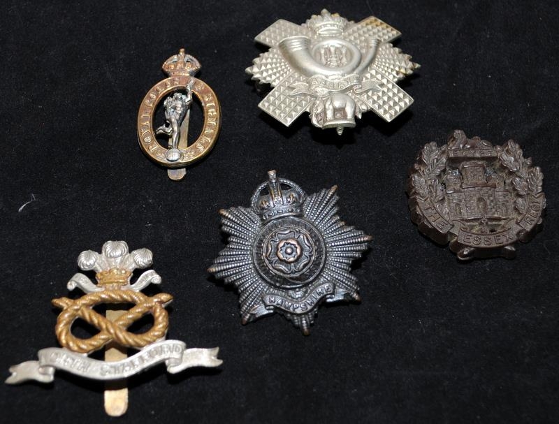 A collection of mostly WWI - WWII Era regimental cap badges, good collectable examples. 20 in lot - Image 6 of 6