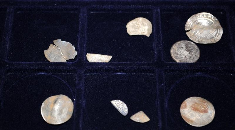 Part tray of vintage and antique coins, includes detector finds. Good lot to sort through - Image 5 of 5