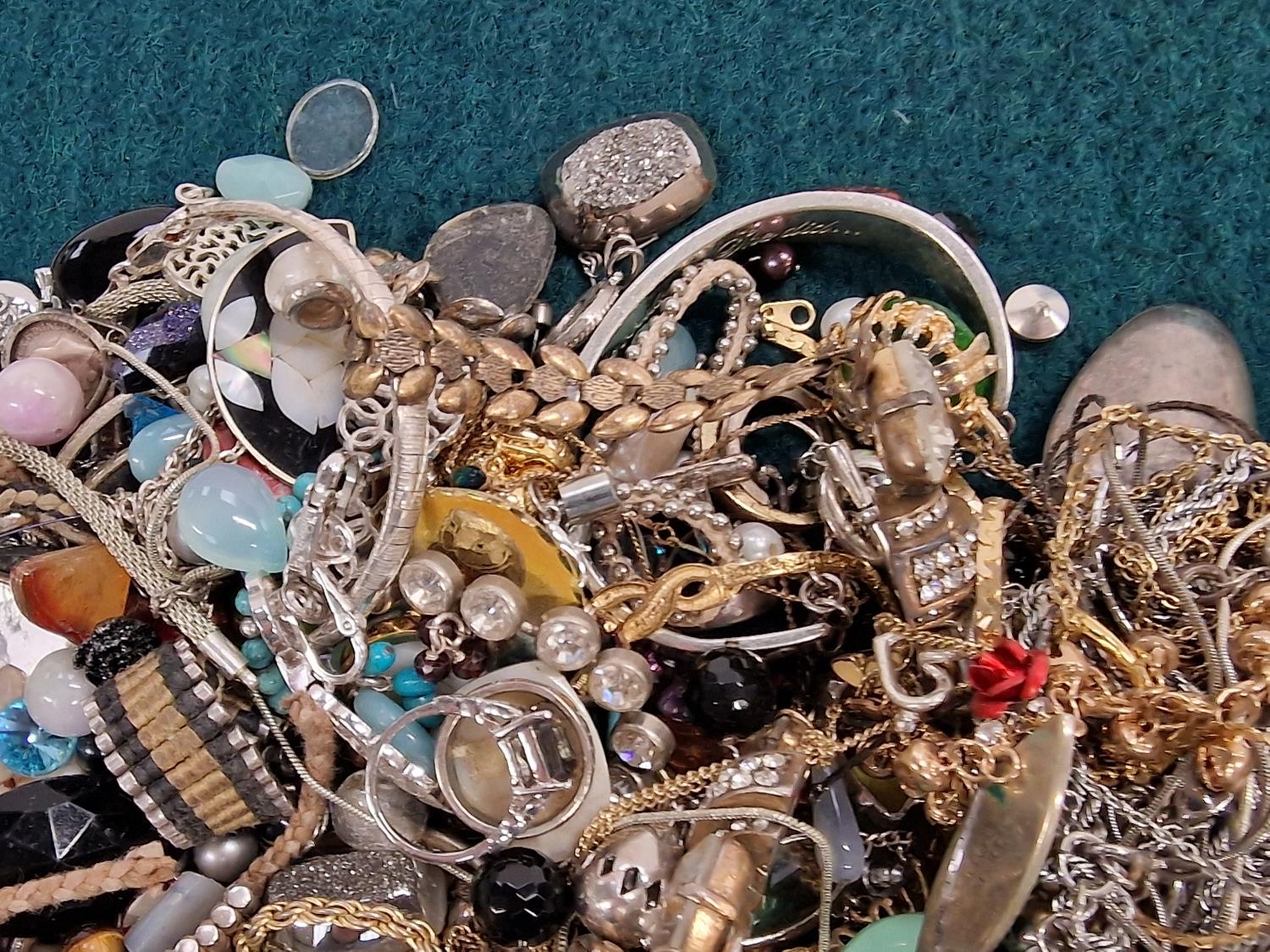 A bag of costume jewellery. - Image 3 of 3