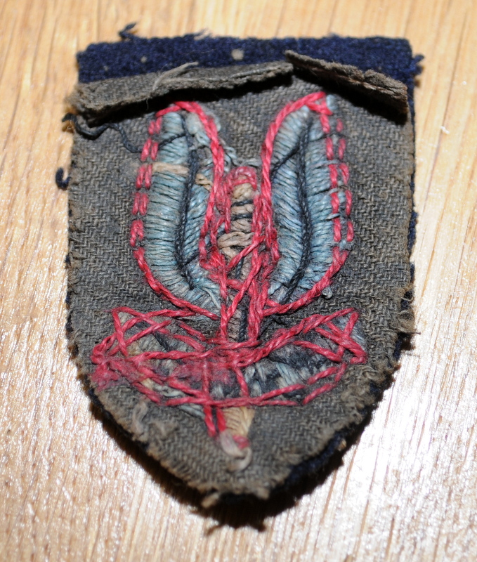 Genuine WWII era SAS cloth cap badge, Parachute Jump Wings and 2nd SAS shoulder flashes - Image 4 of 4