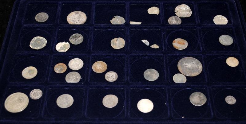 Part tray of vintage and antique coins, includes detector finds. Good lot to sort through