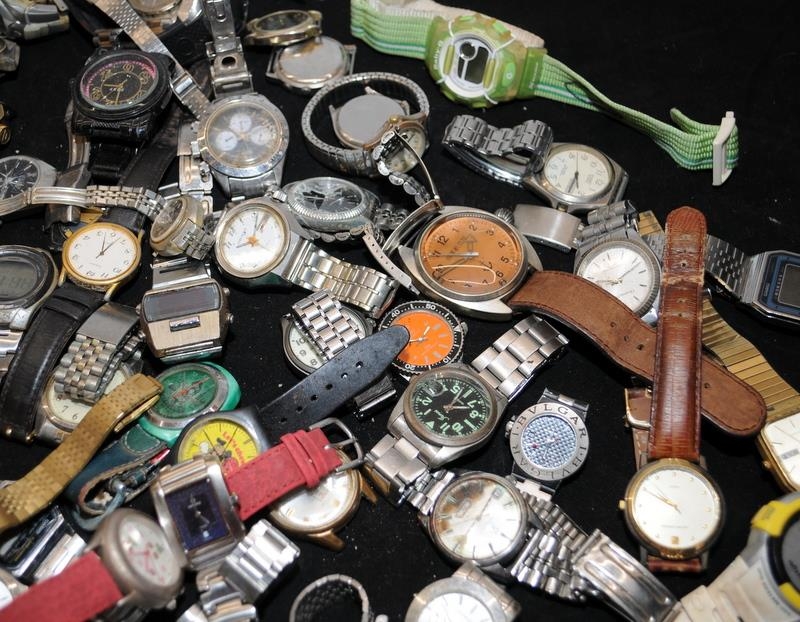 Box of ladies and gents watches all offered for spares/repair. Seiko, Casio etc. - Image 3 of 3
