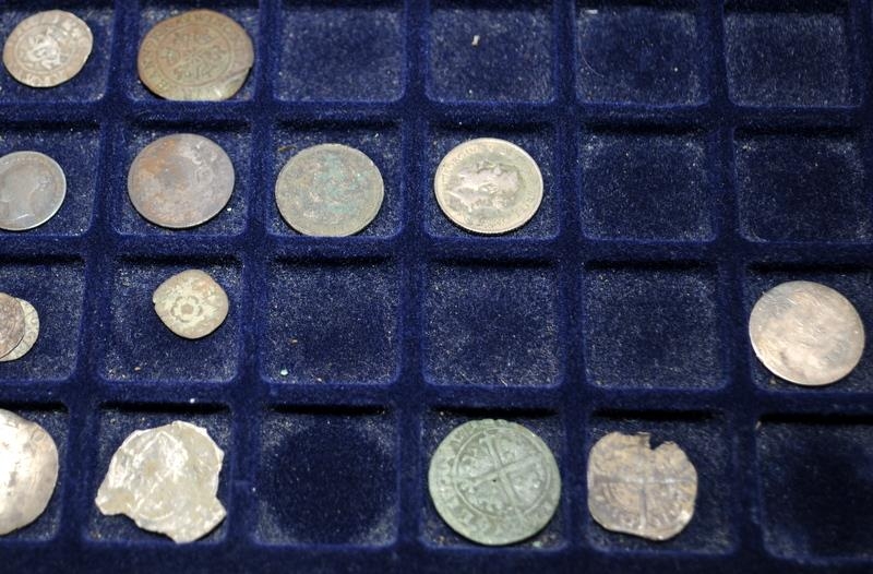 Part tray of vintage and antique coins, includes detector finds. Good lot to sort through - Image 4 of 5