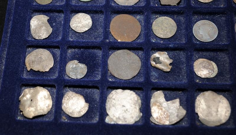 Part tray of vintage and antique coins, includes detector finds. Good lot to sort through - Image 3 of 5