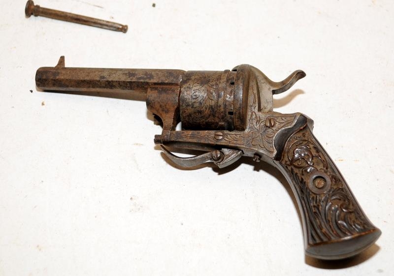 Antique 6 shot pin fire revolver with folding trigger. Mechanism functions but may require some - Image 4 of 5