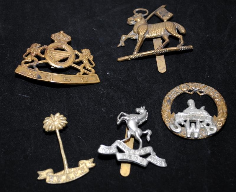 A collection of mostly WWI - WWII Era regimental cap badges, good collectable examples. 20 in lot - Image 4 of 6