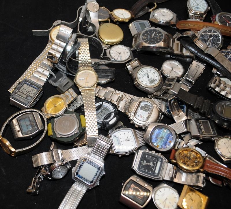 Box of ladies and gents watches all offered for spares/repair. Seiko, Casio, Citizen etc. - Image 2 of 3