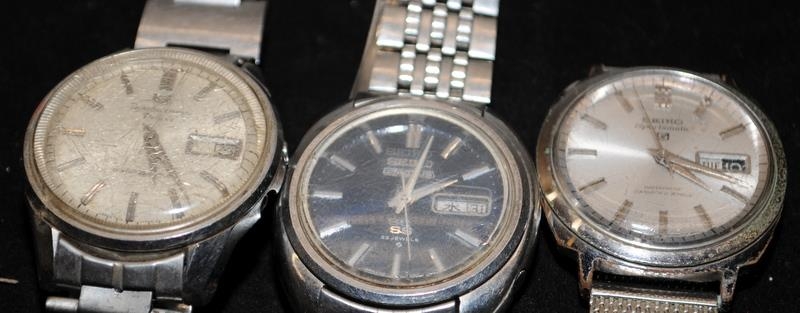 Tub of vintage Seiko automatic and manual wind watches including Sportsmatic, Skyliner, Actus, - Image 4 of 5