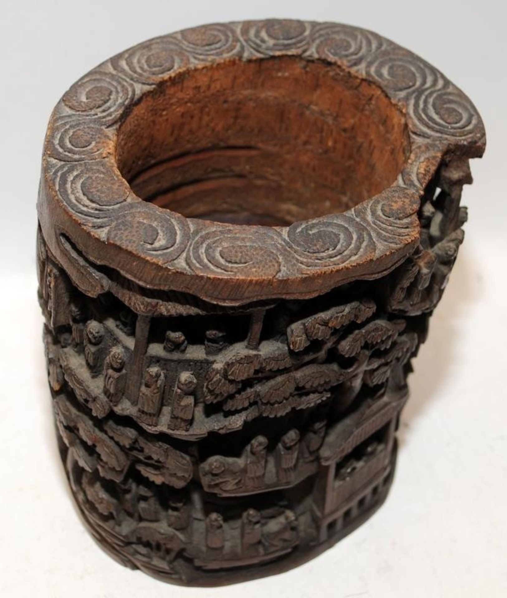 Antique Oriental scholar's brush pot manufactured from bamboo, detailed carving to external surface. - Image 4 of 4