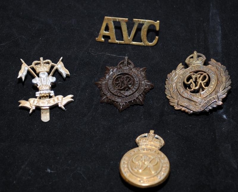 A collection of mostly WWI - WWII Era regimental cap badges, good collectable examples. 20 in lot - Image 5 of 6