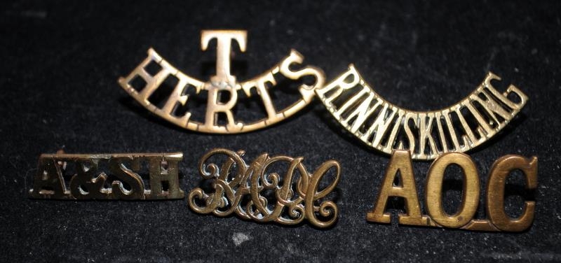 A good collection of Mostly WWI Brass Military Shoulder Title badges including scarce examples, some - Image 5 of 6