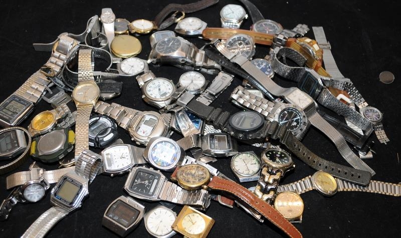 Box of ladies and gents watches all offered for spares/repair. Seiko, Casio, Citizen etc.