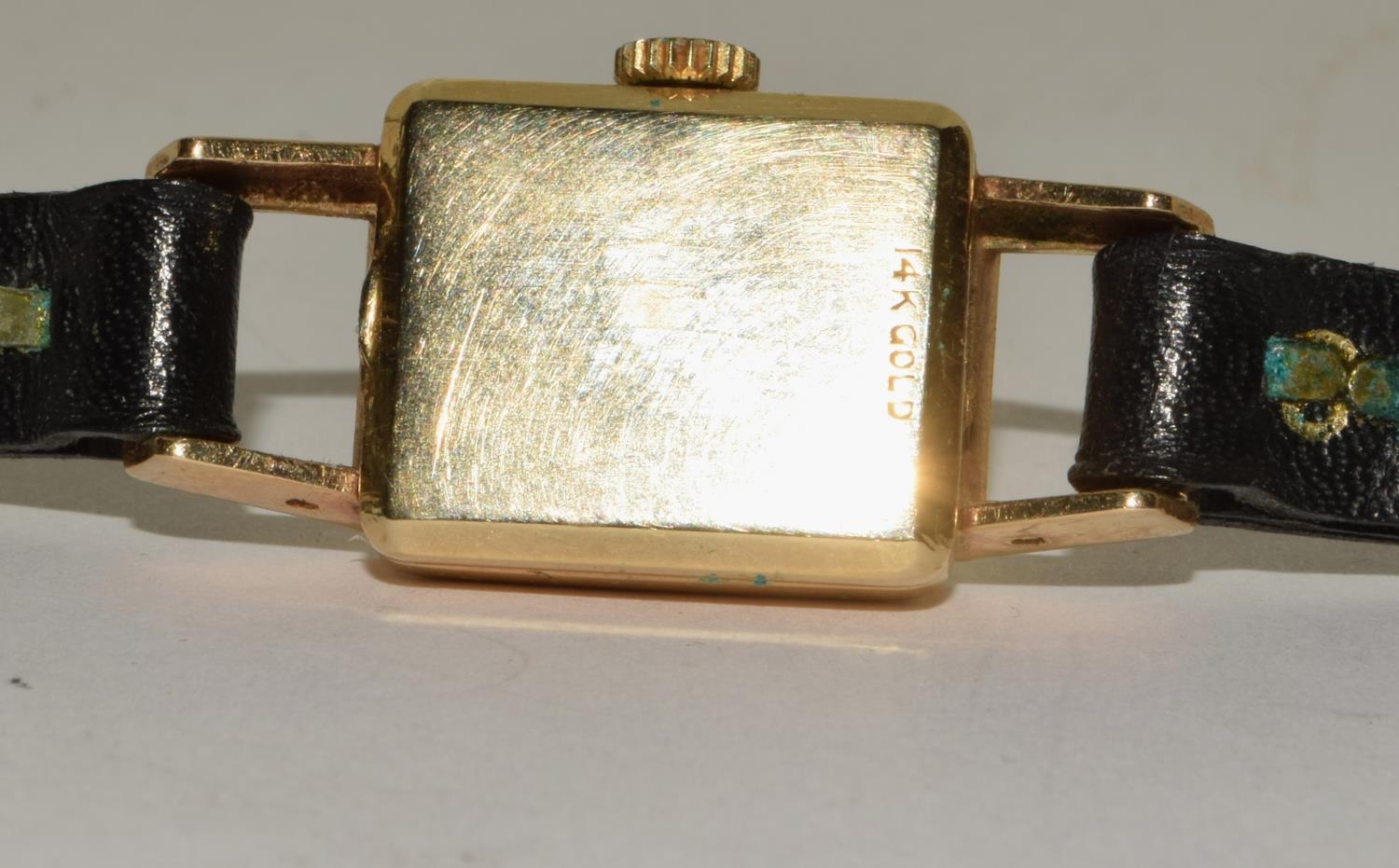 Ladies 14ct gold head manual wind watch on leather strap - Image 4 of 6