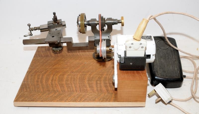 Watchmaker / Jeweller / Modelmaker lathe powered by foot operated sewing machine motor - Bild 4 aus 4