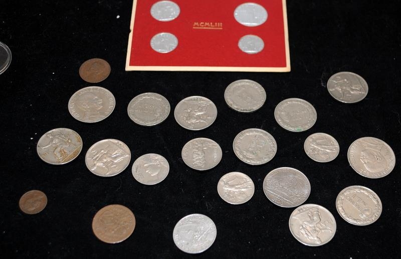 A small collection Italian and Vatican City coins including early 20thC examples - Image 2 of 2