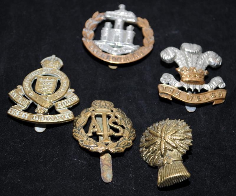 A collection of mostly WWI - WWII Era regimental cap badges, good collectable examples. 20 in lot - Image 4 of 6