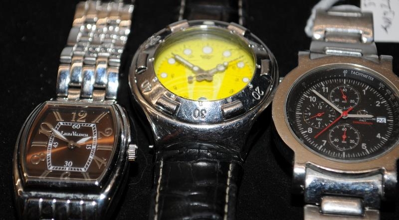 Small collection of fashion watches, all working at time of listing - Image 2 of 3