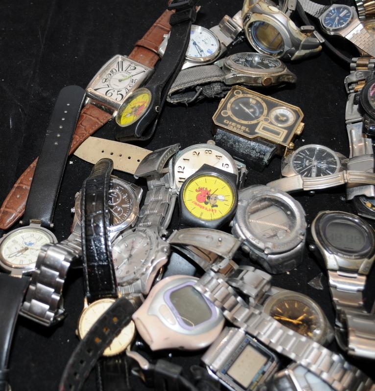 Box of ladies and gents watches all offered for spares/repair. Seiko, Casio etc. - Image 2 of 3