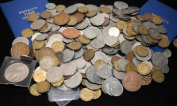 Plastic tub of mixed GB coins