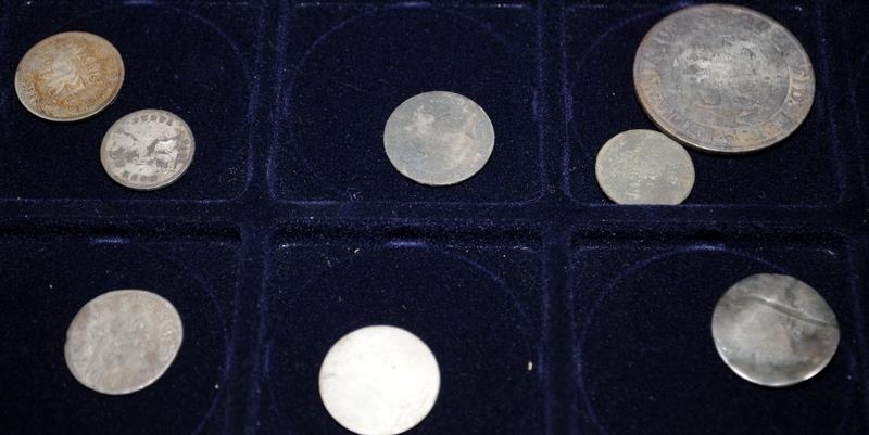 Part tray of vintage and antique coins, includes detector finds. Good lot to sort through - Image 4 of 5