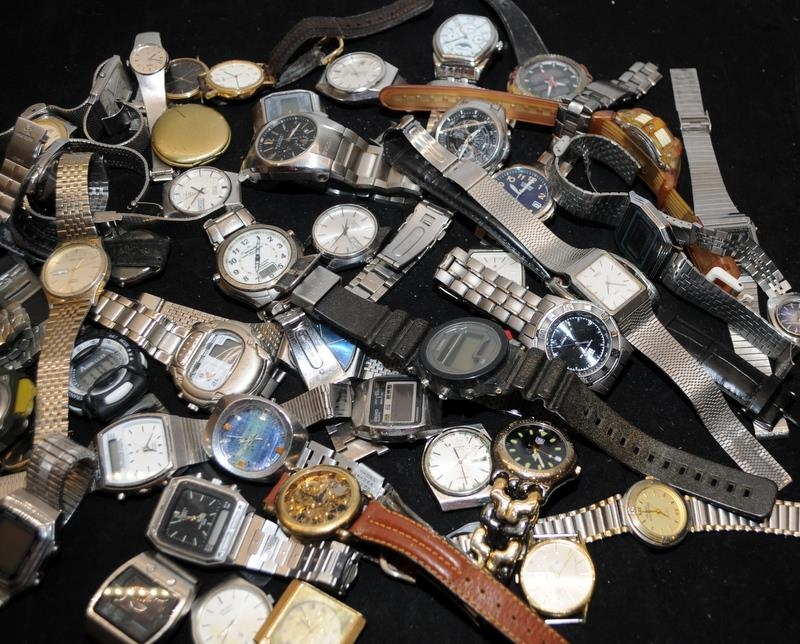 Box of ladies and gents watches all offered for spares/repair. Seiko, Casio, Citizen etc. - Image 3 of 3