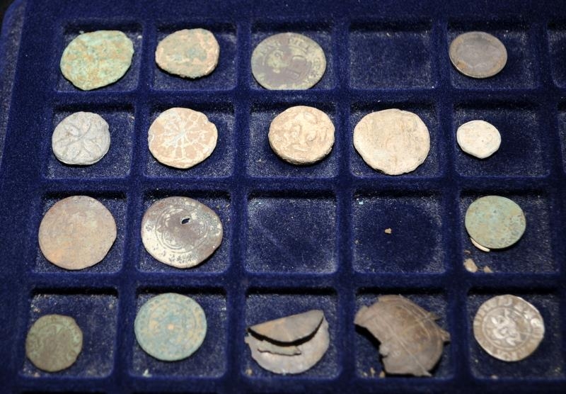 Part tray of vintage and antique coins, includes detector finds. Good lot to sort through - Image 2 of 5
