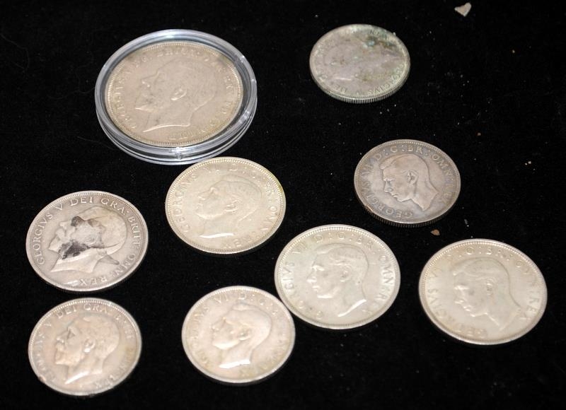 A small collection of pre 1947 half silver coins to include a 1935 Rocking Horse Crown - Image 2 of 2