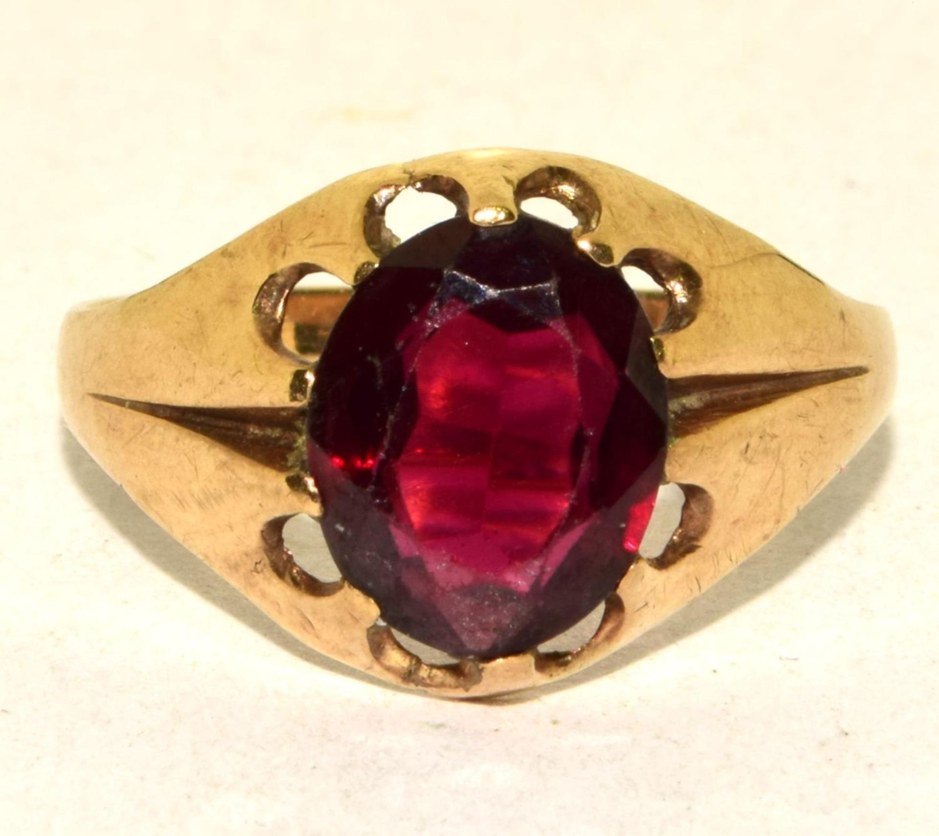 9ct gold gents signet with large Garnet center stone size S ref 62