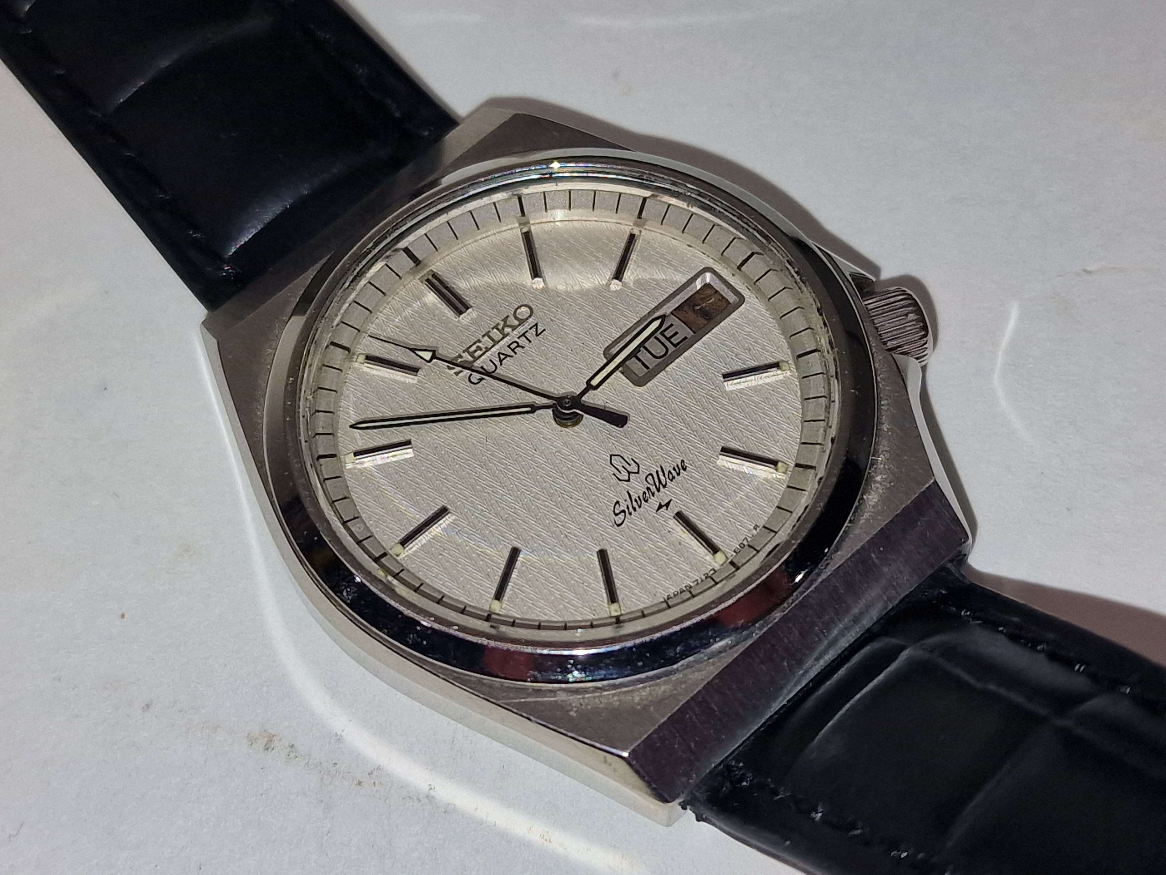 Vintage Seiko Silver Wave Gents Quartz Watch ref:7123-8370, serial number  dates this watch to April - Image 2 of 3
