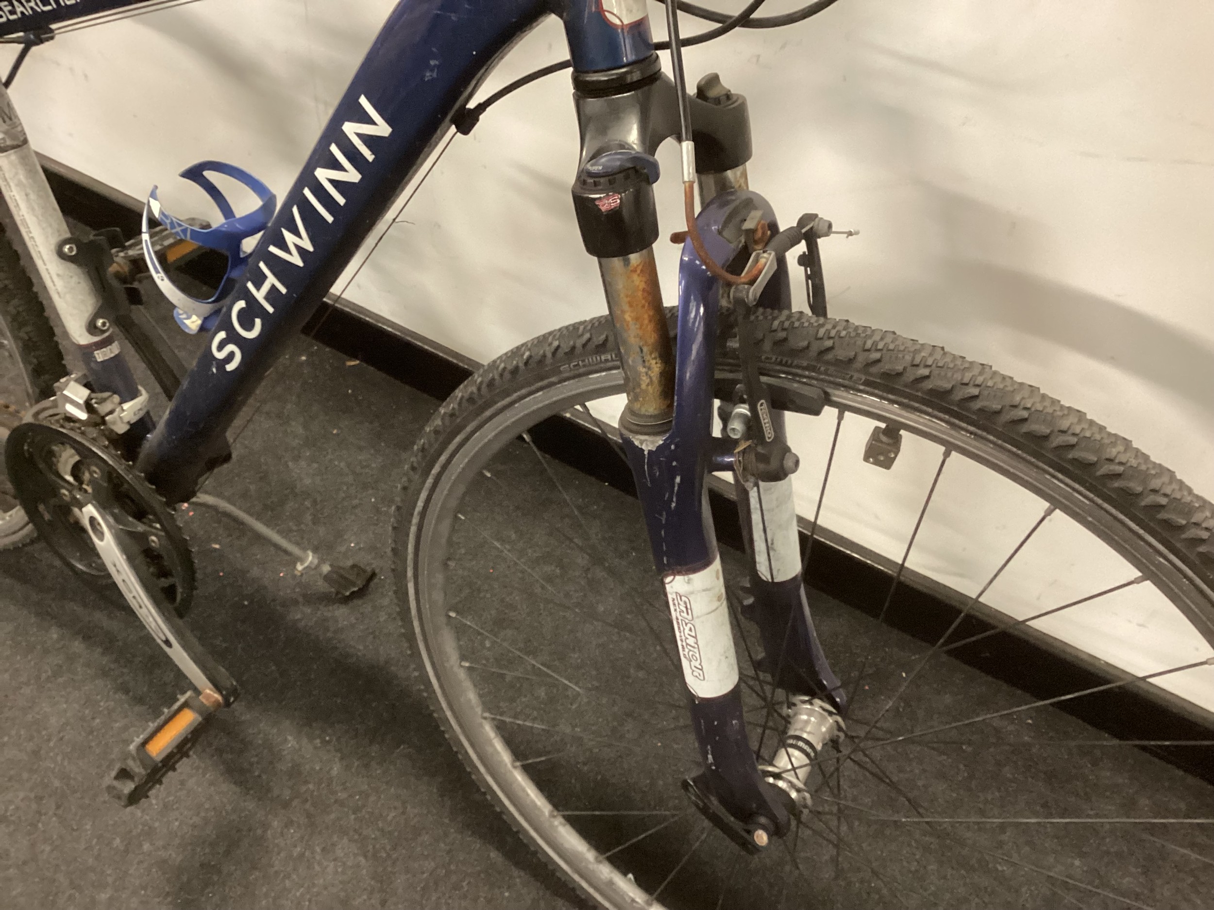 Blue Schwinn bicycle, 27 gears, 20" frame, 28" wheel. (25B) - Image 3 of 3