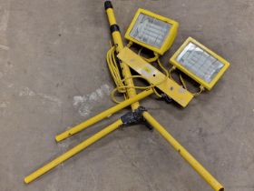 Two work lights with tripod (27)