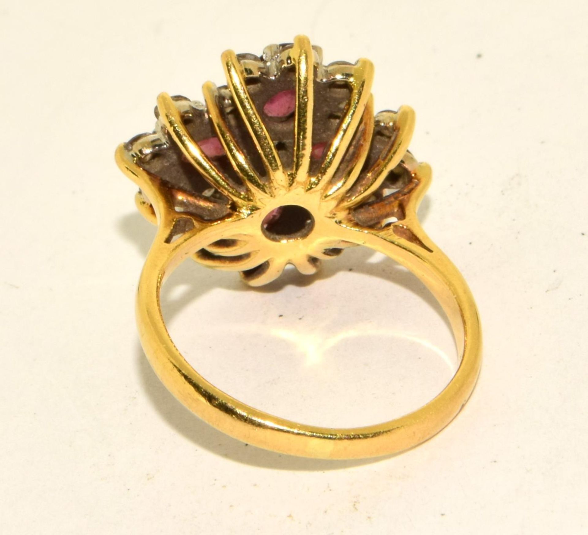 Diamond/garnet 6.4g 18ct gold ring Size N - Image 3 of 5