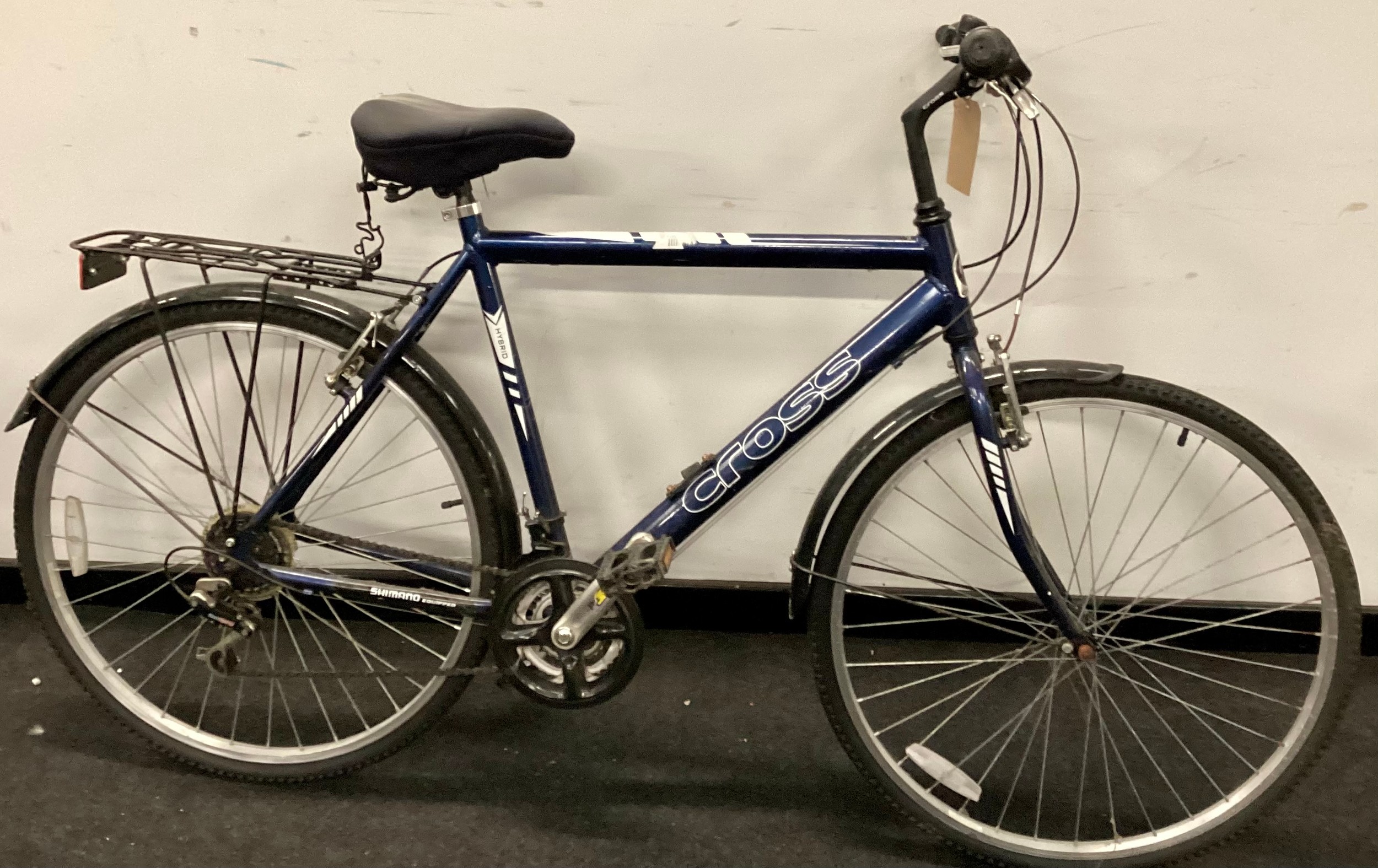 Blue Cross hybrid bicycle 18 gears 21" frame size 28" wheel size (REF 95).