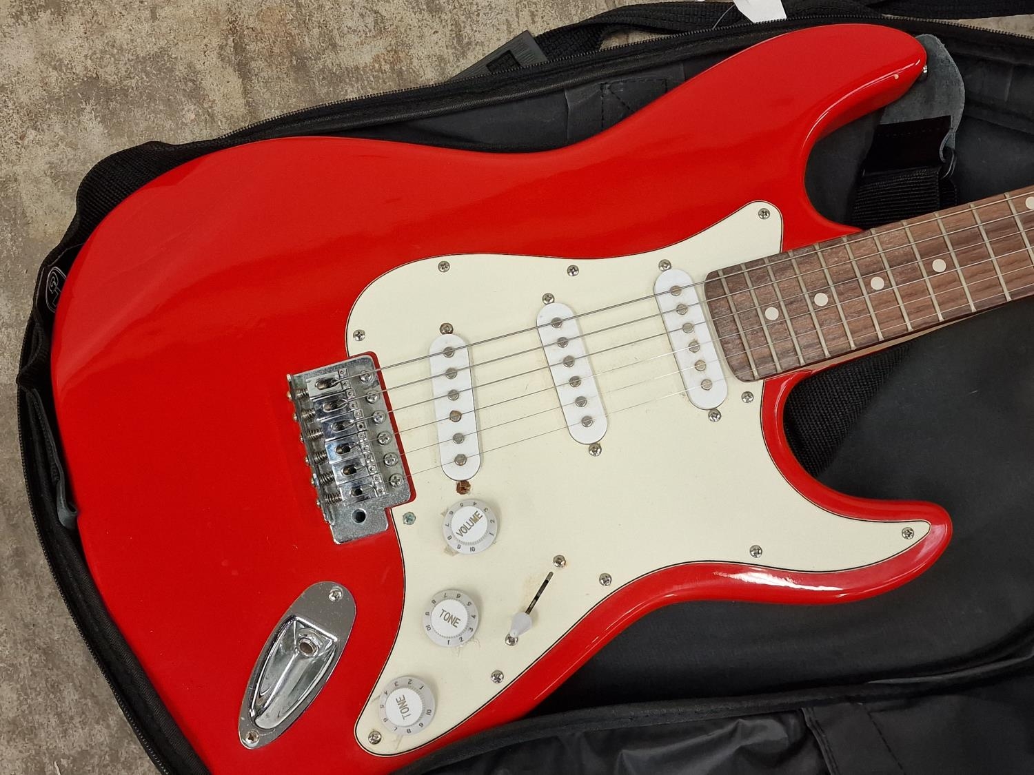Red and white starter electric guitar with soft fabric carry case (REF 4). - Image 2 of 3