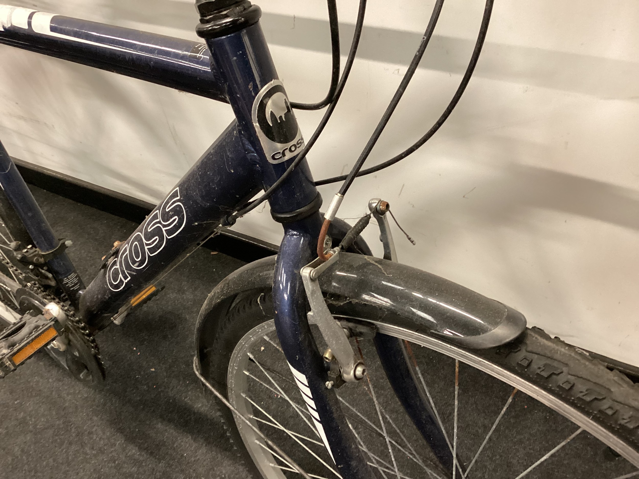 Blue Cross hybrid bicycle 18 gears 21" frame size 28" wheel size (REF 95). - Image 3 of 3