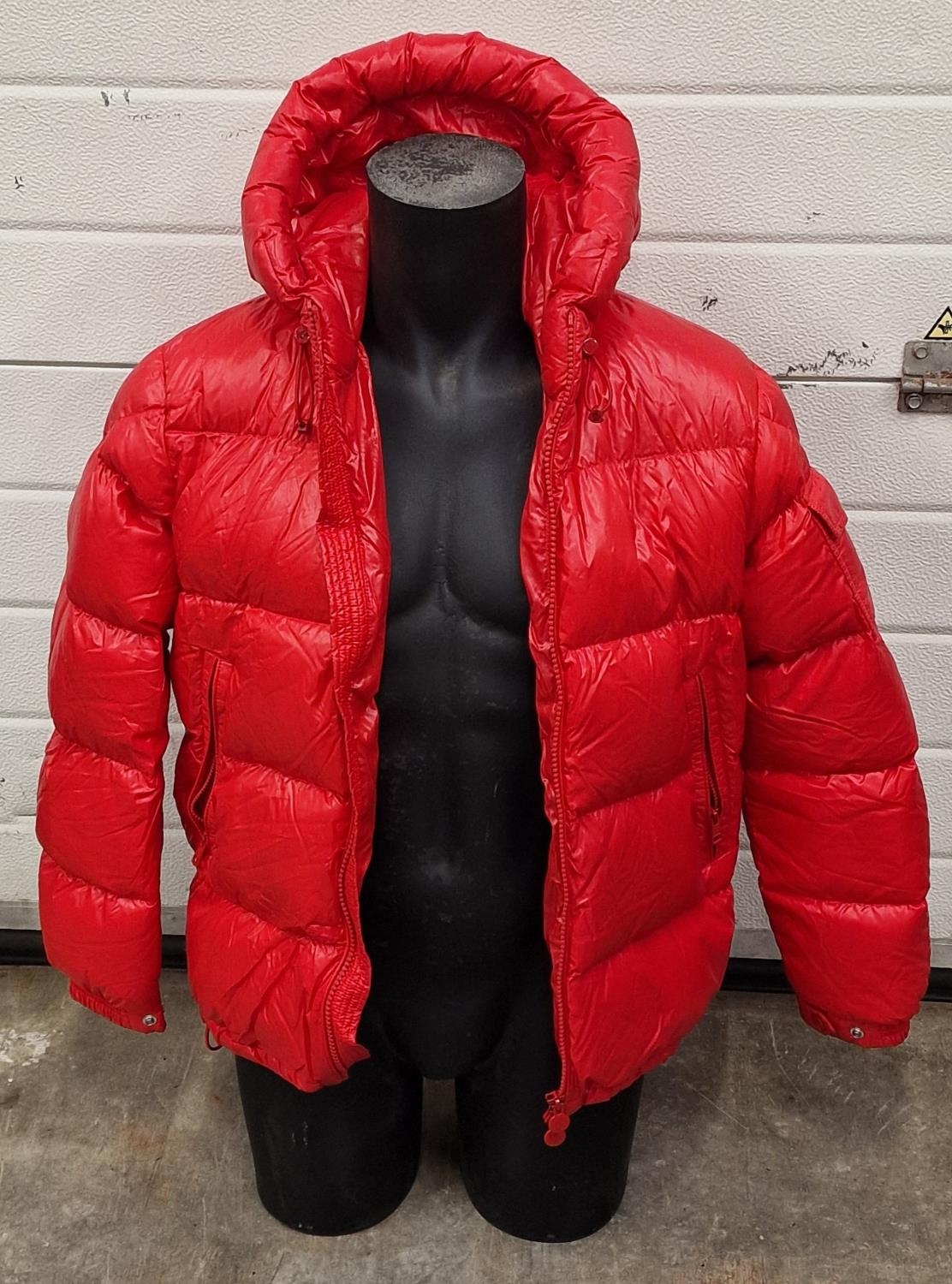Moncler red puffer jacket size 2 in good condition with no tags (REF 229).