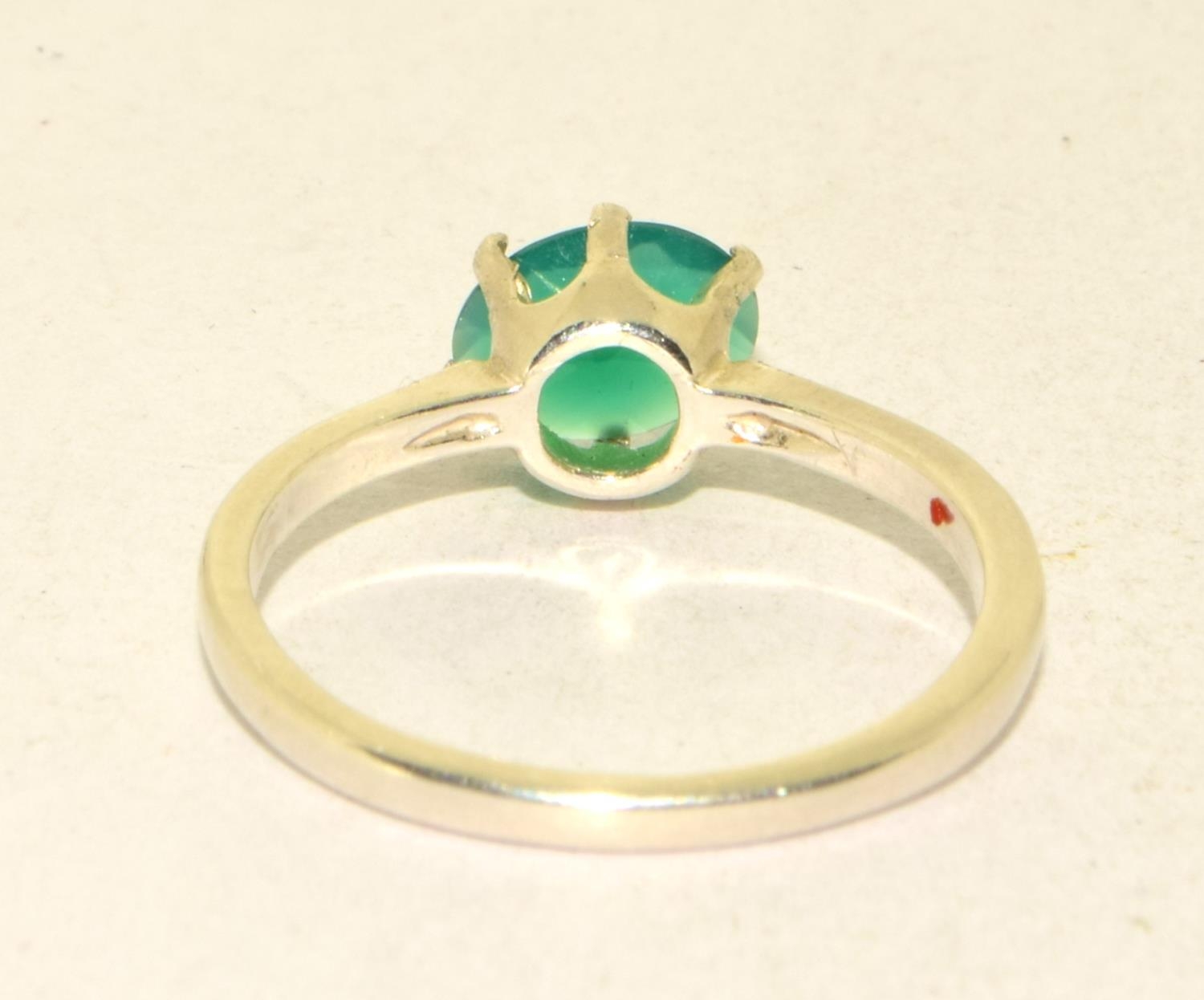 A 925 silver solitaire green stone ring Size P 1/2. - Image 3 of 3