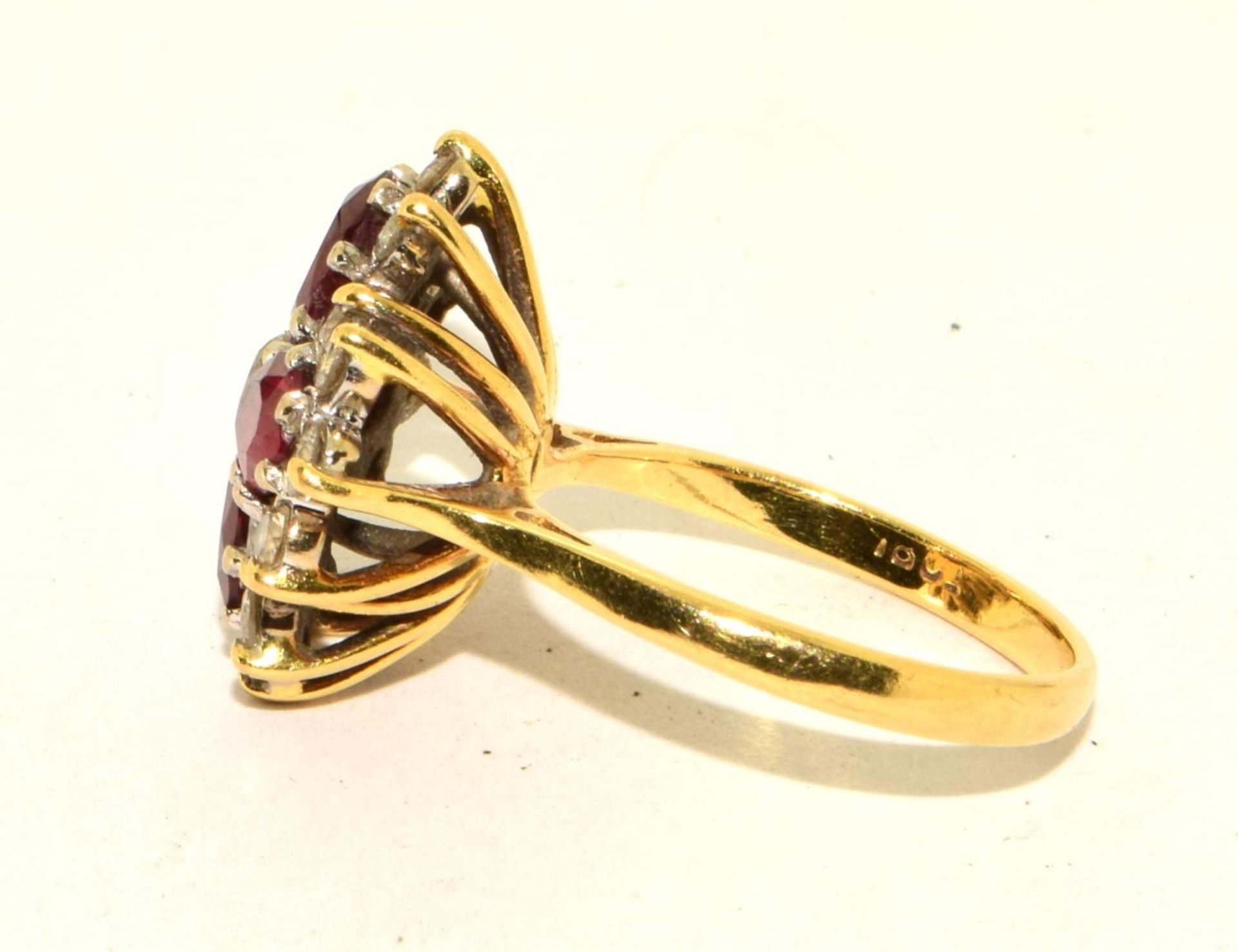 Diamond/garnet 6.4g 18ct gold ring Size N - Image 2 of 5