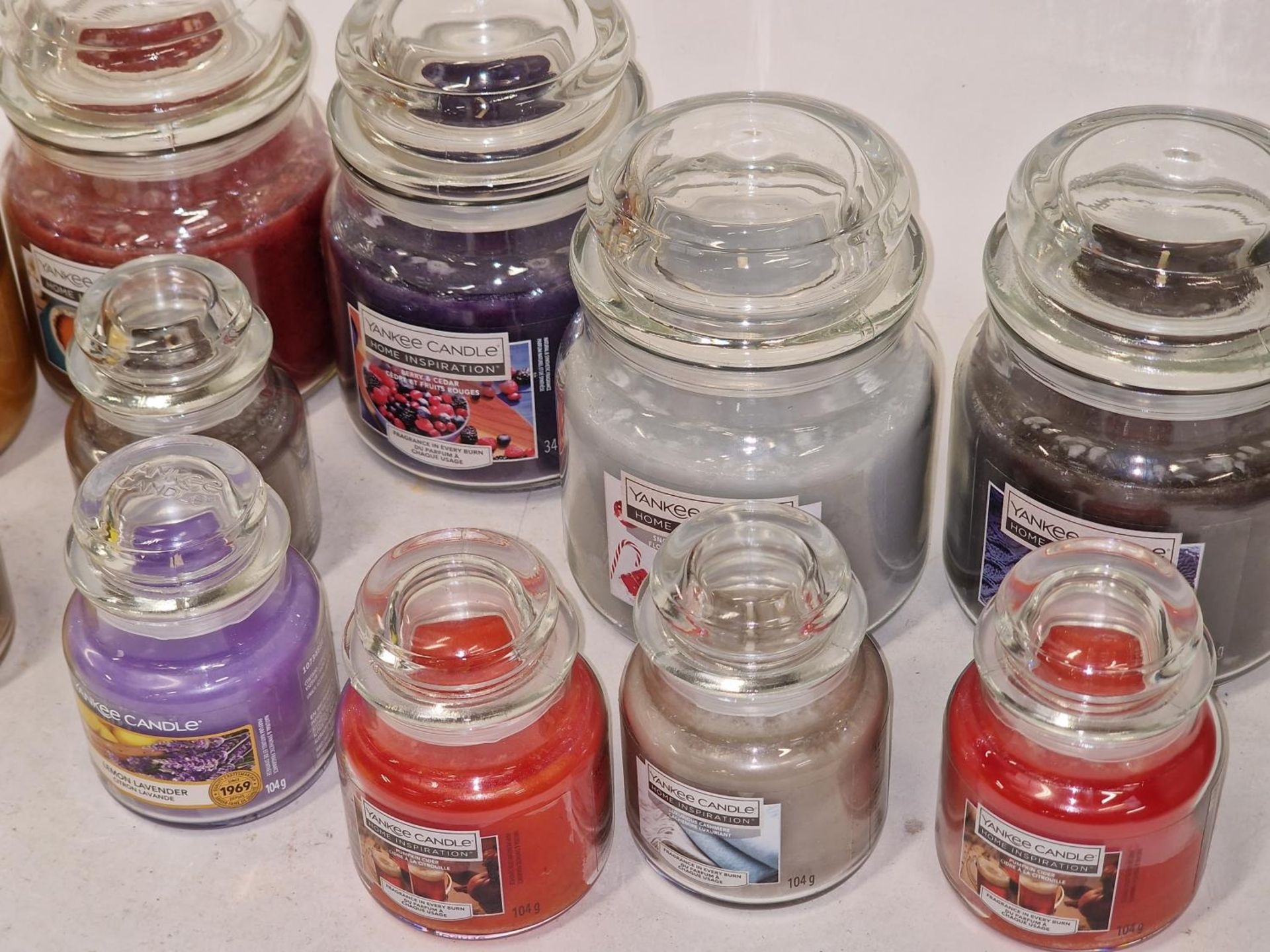 Six assorted Medium yankee candles together with 8 small Yankee candles. (219) - Image 3 of 3