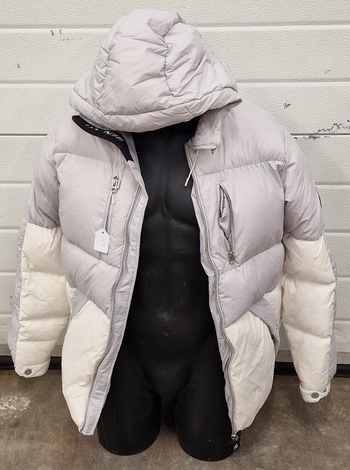 Mens grey and white Benjart puffer jacket size M (REF 229).