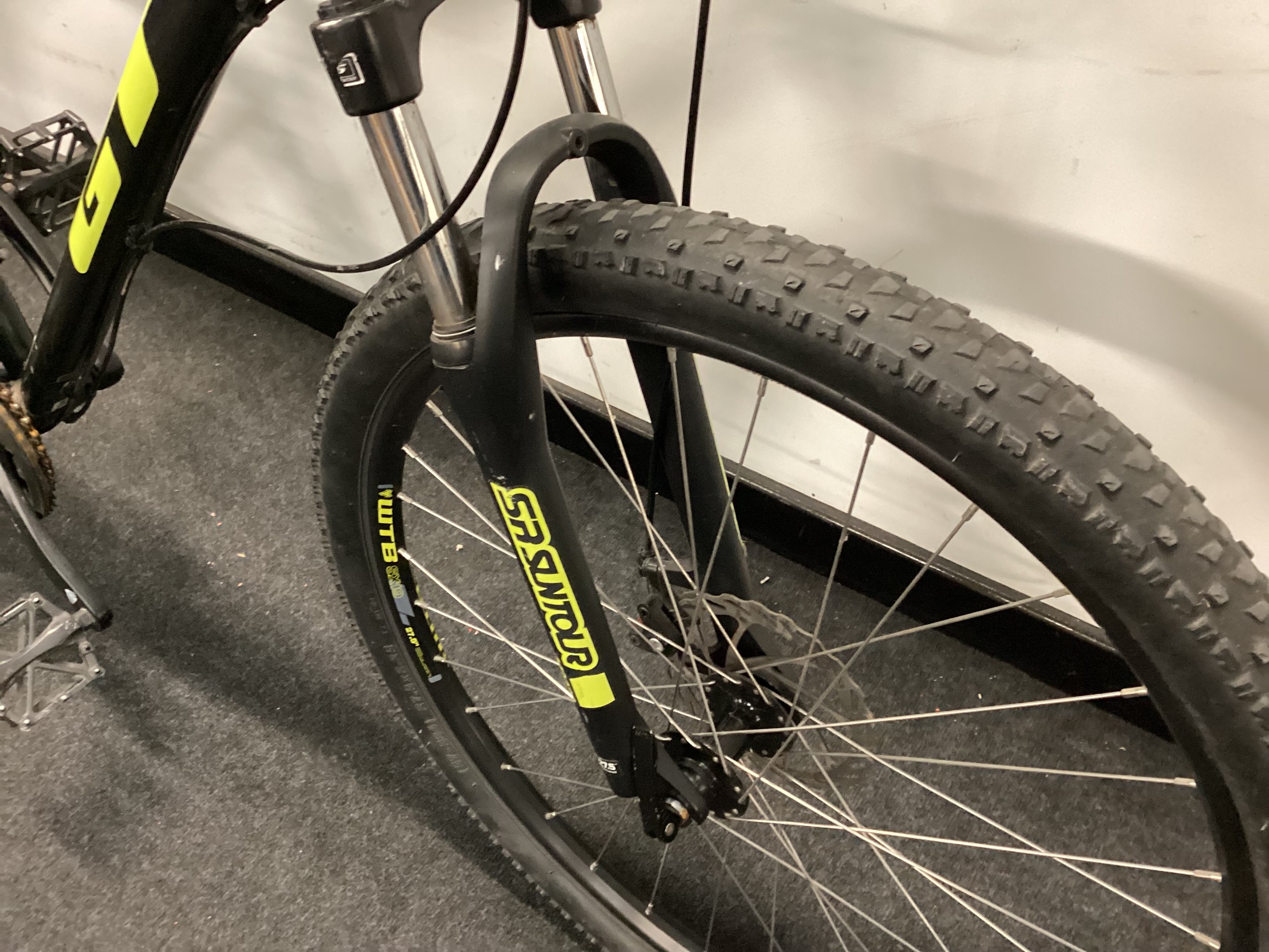 GT Aggressor black mountain bike 21 gears 17" frame size 28" wheel size (REF 5B). - Image 3 of 3