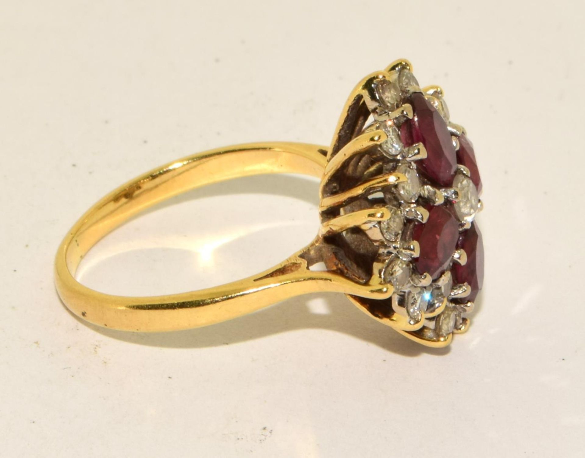 Diamond/garnet 6.4g 18ct gold ring Size N - Image 4 of 5