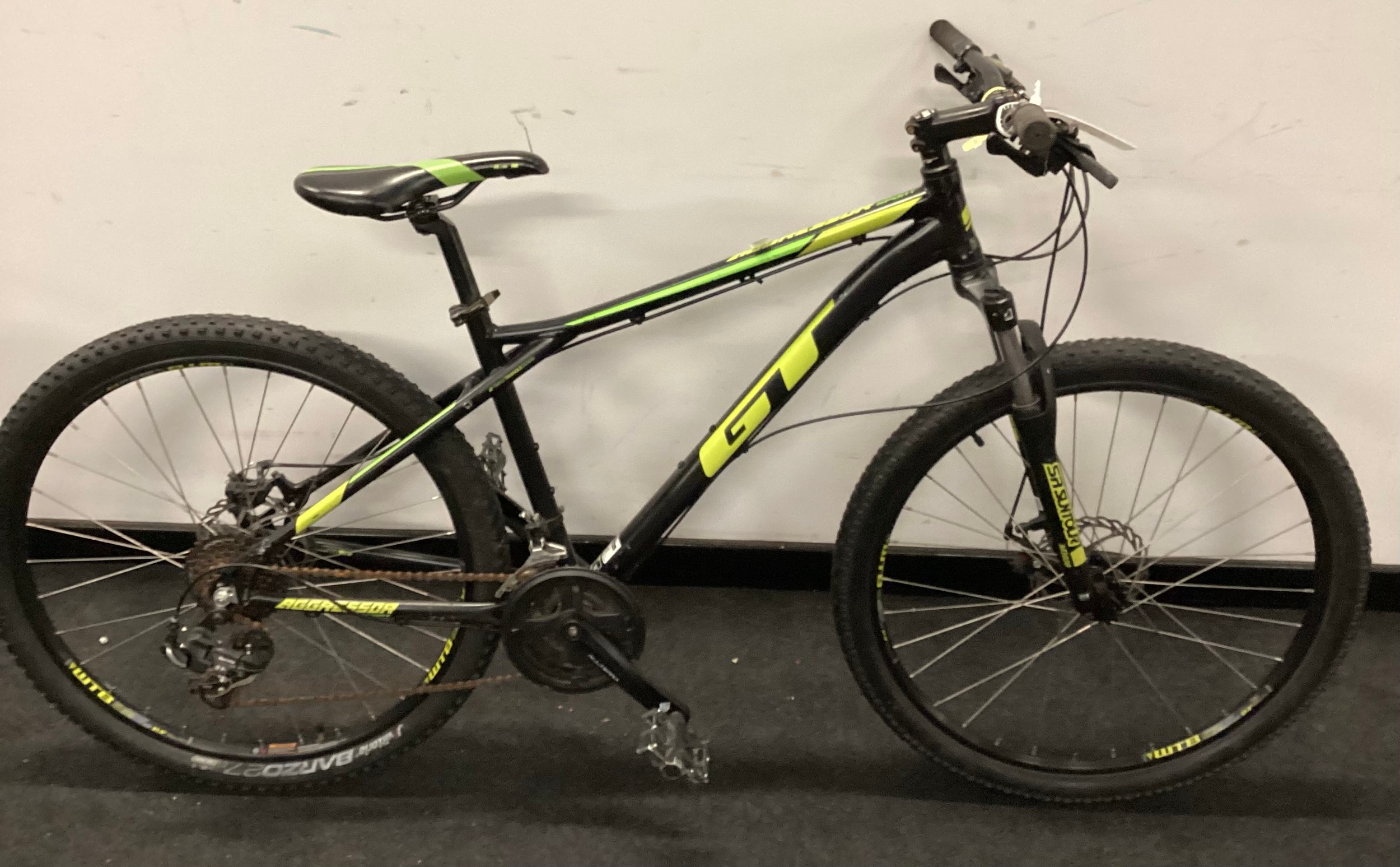 GT Aggressor black mountain bike 21 gears 17" frame size 28" wheel size (REF 5B).