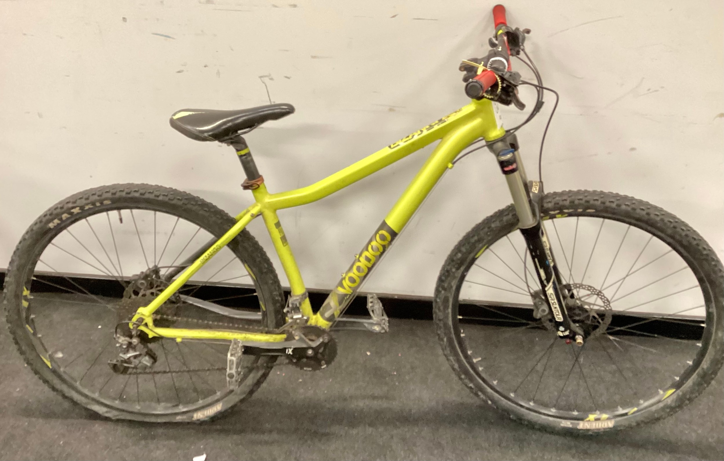 Voodoo Bizango yellow mountain bike 20 gears 17" frame size 29" wheel size (REF 33B).