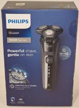 Philips electric shaver 5000 series boxed (REF 42).